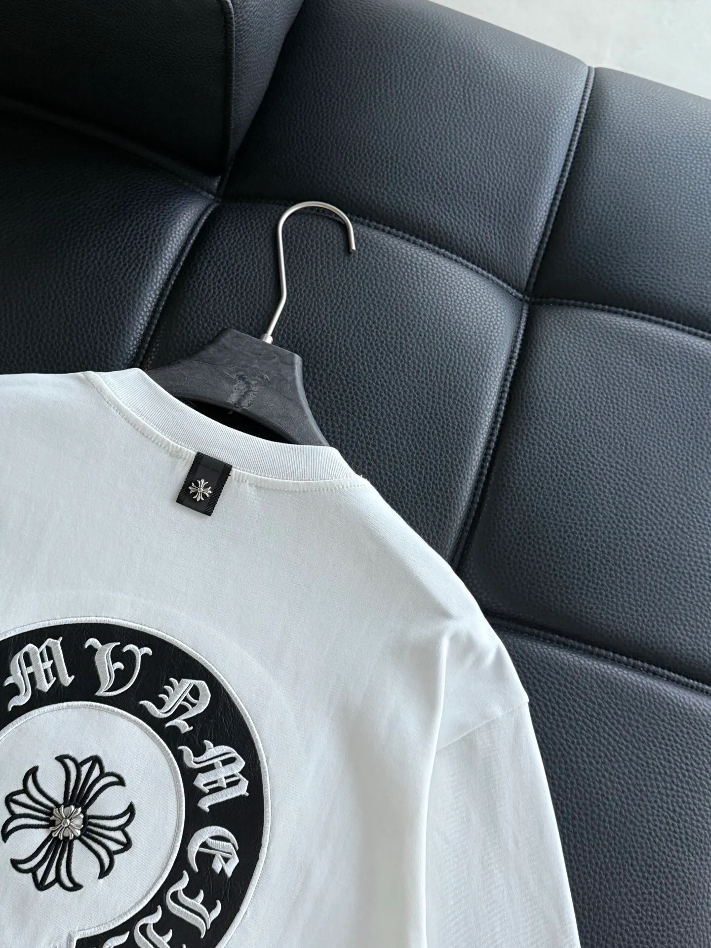 P400 ChromeHearts Chrome Heart Round Neck Long Sleeve The pursuit of quality absolutely guarantees quality! Using double-sided cotton fabric, the texture is clearly visible, the texture is soft, delicate and smooth, and the customized three-dimensional embroidery and leather patchwork technology is full of drape! The workmanship is fine and the shoulder lines are smooth. All imported chain machines are used to make the shoulder rolling strips. It has a certain thickness and is not made of cheap material but has a shiny feel that is comfortable and not tight on the upper body. It is the most avant-garde street item that can be easily matched by both men and women!  Color: black white Size: m-3xl Style number: 3576